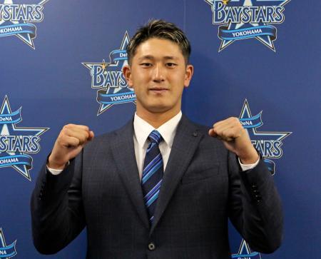 　契約交渉を終え、記者会見でポーズをとるＤｅＮＡの松尾＝２１日、横浜市