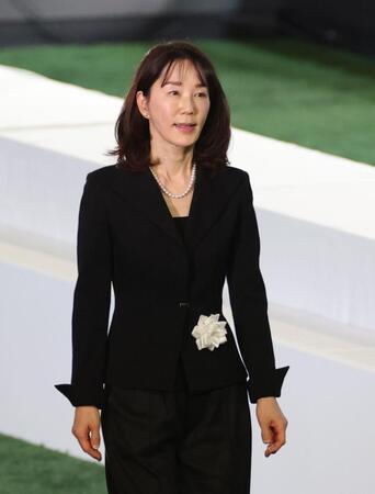 　献花を終え、引き揚げる長島三奈さん（撮影・西岡正）