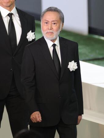 　献花を終えて引き揚げる北大路欣也（撮影・西岡正）