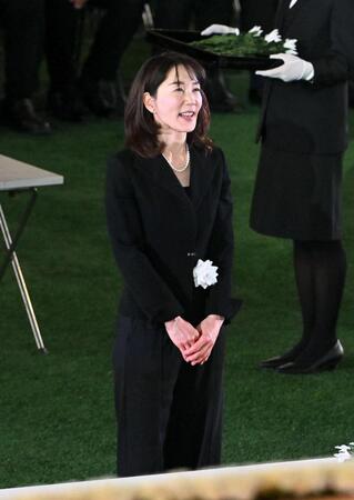 　献花を終えた長島三奈さんは長嶋茂雄さんの祭壇に向かって話しかける（代表撮影）