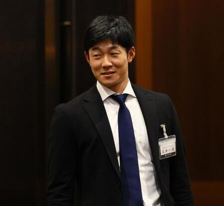 　球団納会に出席する石井（撮影・中島達哉）