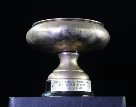 　東京六大学優勝、天皇杯のトロフィー（撮影・西岡正）