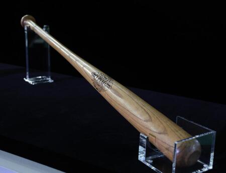 　東京六大学通算８号本塁打の新記録達成バット（撮影・西岡正）