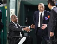 　お別れの会に参列したウォーレン・クロマティ氏（左）と掛布雅之氏（撮影・西岡正）