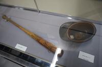 　現役時代のヘルメットと練習使用のバット（撮影・西岡正）