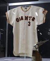 　展示された現役時代のユニホーム（撮影・西岡正）