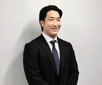 　契約を更改し、笑みを浮かべる有薗