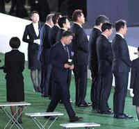 　献花に向かう鈴木（撮影・西岡正）