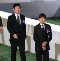 　献花を終えて引き上げるサッカー日本代表・森保一監督（左）と武豊（撮影・西岡正）