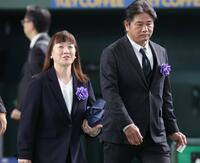 　参列した谷佳知氏（右）と谷亮子氏（撮影・西岡正）