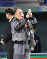 　会場を撮影するヨネスケ（撮影・西岡正）