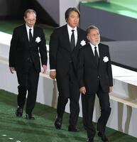 　献花を終えた（左から）王貞治さん、松井秀喜さん、北大路欣也さん