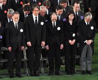 　黙とうする、前列左から北大路欣也、松井秀喜氏、王貞治氏、長島三奈さん、山口寿一オーナー（代表撮影）