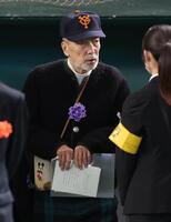 　参列したテリー伊藤（撮影・西岡正）