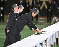 　献花する（手前から）北大路欣也、松井秀喜氏、王貞治氏（代表撮影）