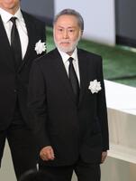 　献花を終えて引き揚げる北大路欣也（撮影・西岡正）