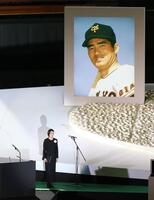 　長嶋茂雄さんのお別れの会で詩を朗読する松嶋菜々子（代表撮影）