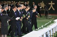 　献花する巨人ＯＢの堀内恒夫さん（右端）らＶ９のメンバー（代表撮影）