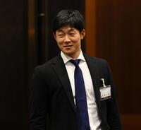 　球団納会に出席する石井（撮影・中島達哉）