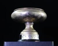 　東京六大学優勝、天皇杯のトロフィー（撮影・西岡正）