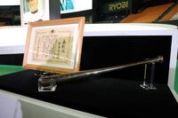 　国民栄誉賞の表彰状と記念品の金バット（撮影・西岡正）