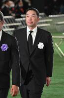 　献花を終えた巨人・阿部監督（代表撮影）