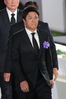 　献花を終えて引き揚げる高橋由伸氏（撮影・西岡正）