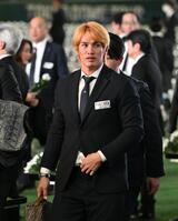 　献花を終えた陽岱鋼さん（代表撮影）