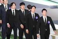 　献花を終えて引き揚げる（左から）丸、岡本（撮影・西岡正）