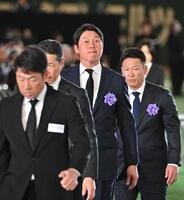 　献花を終えた広島・新井監督（代表撮影）