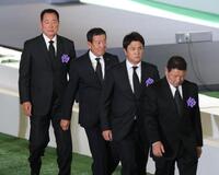 　献花を終えて引き揚げる（左から）中畑清ＯＢ会長、原辰徳氏、高橋由伸氏、吉村禎章ＣＢＯ（撮影・西岡正）