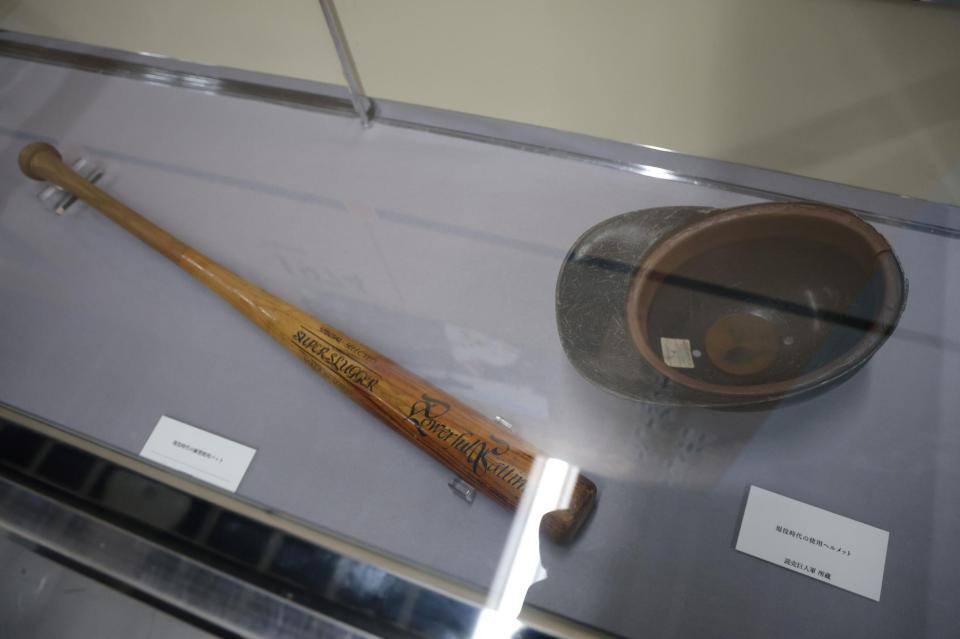 　現役時代のヘルメットと練習使用のバット（撮影・西岡正）