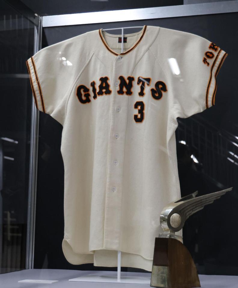 　展示された現役時代のユニホーム（撮影・西岡正）