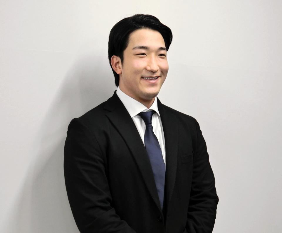 　契約を更改し、笑みを浮かべる有薗