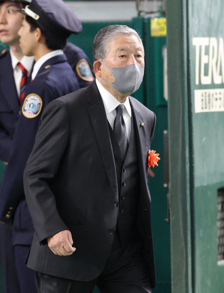 　参列した徳光和夫（撮影・西岡正）