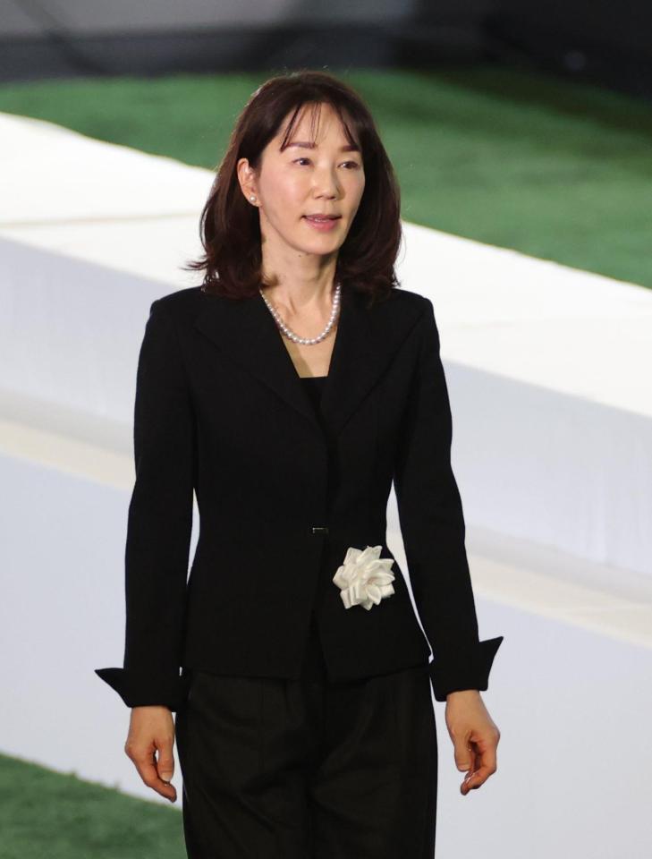 　献花を終え、引き揚げる長島三奈さん（撮影・西岡正）