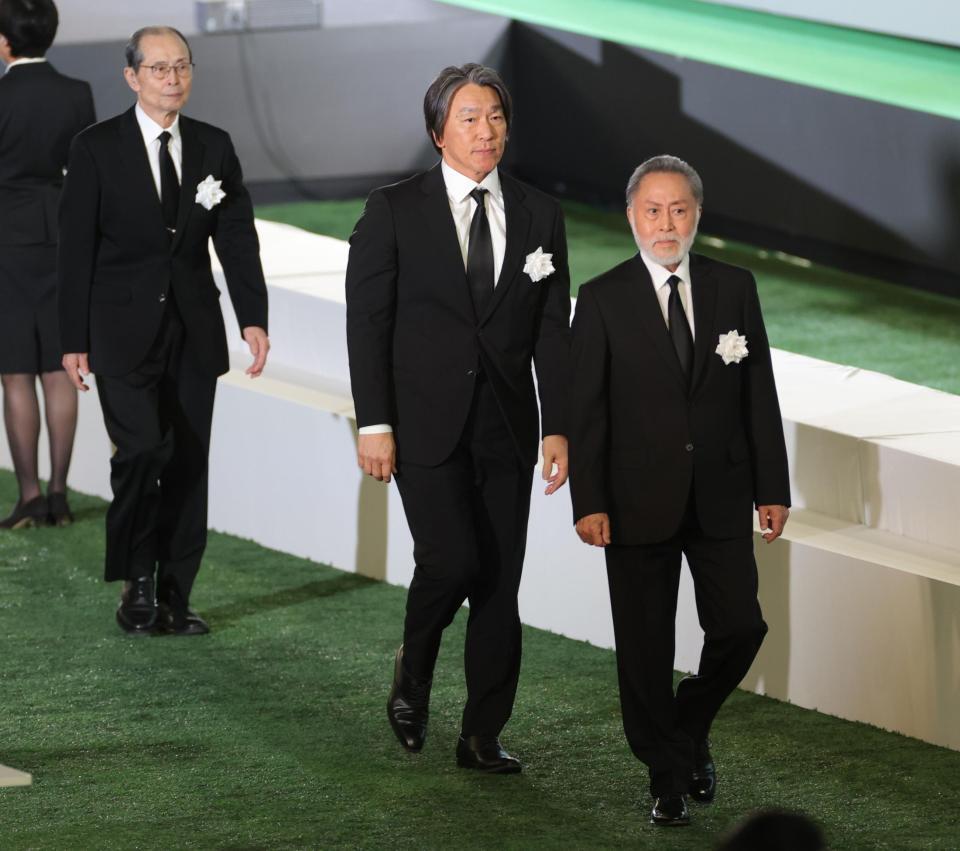 　献花を終えて引き揚げる（左から）王球団会長、松井秀喜氏、北大路欣也（撮影・西岡正）