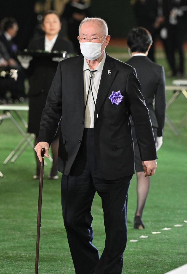 　献花を終えた張本勲さん（代表撮影）