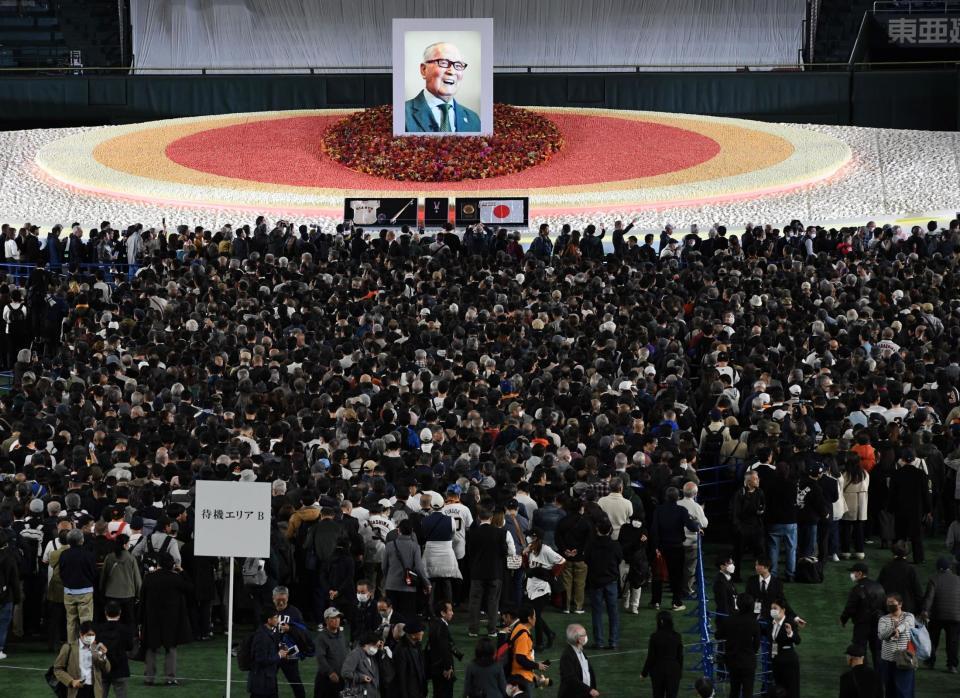 　拝礼するために行列を作る大勢の人々（撮影・佐藤厚）