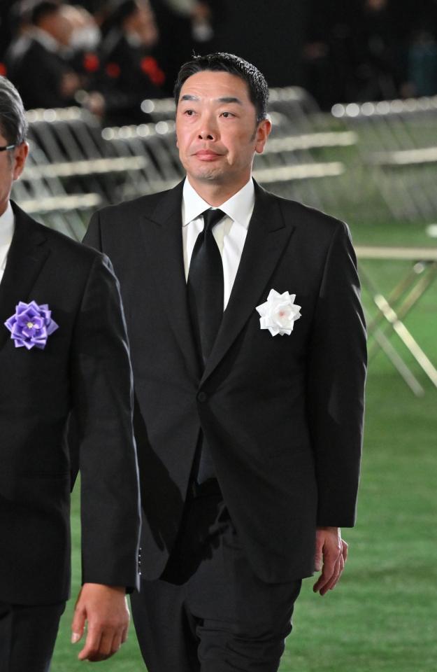 　献花を終えた巨人・阿部監督（代表撮影）