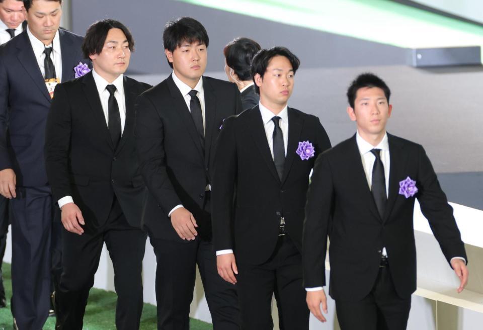 　献花を終えて引き揚げる（左から）丸、岡本（撮影・西岡正）