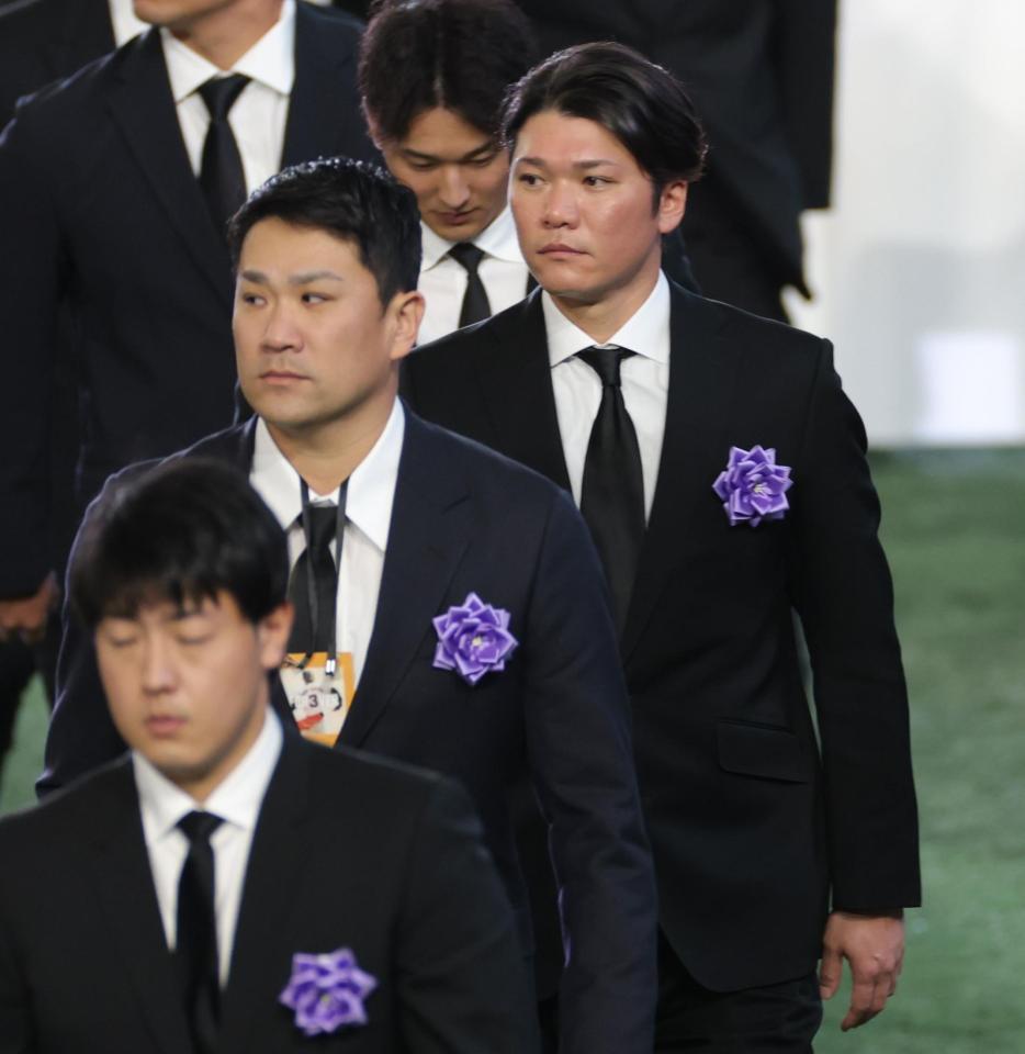 　献花を終えて引き揚げる坂本（右）と田中将（撮影・西岡正）