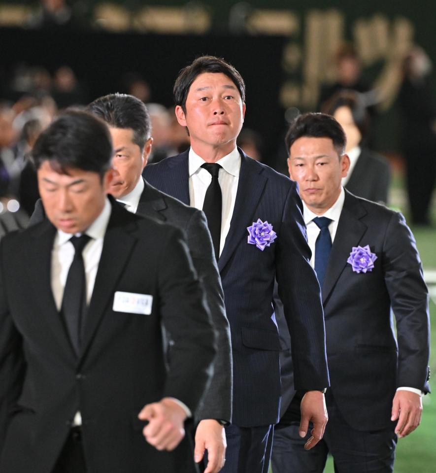 　献花を終えた広島・新井監督（代表撮影）