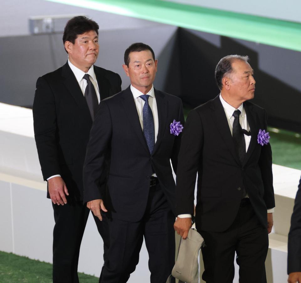 　献花を終えて引き揚げる（左から）斎藤雅樹氏、桑田真澄氏、村田真一氏（撮影・西岡正）