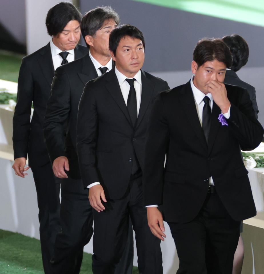 　献花を終えて引き揚げる長野久義氏（中央）＝撮影・西岡正