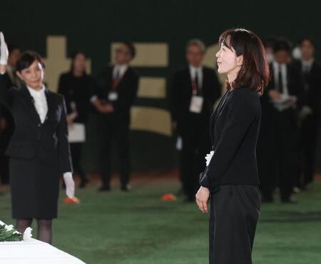 長嶋茂雄さんお別れの会　愛娘・三奈さんの姿に「胸にくるものが」「お父さんへの深い愛」祭壇の父に笑顔で語りかける