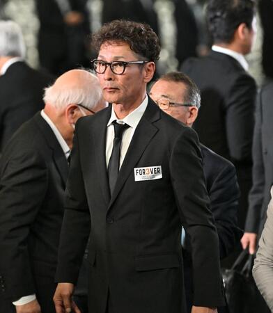 　献花を終えた元木大介さん＝２１日（代表撮影）