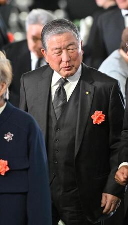 　献花を終えた徳光和夫さん＝２１日（代表撮影）