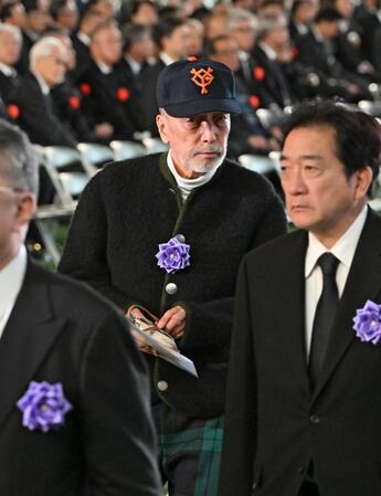 　献花を終えたテリー伊藤さん＝２１日（代表撮影）