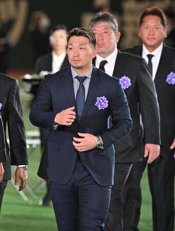 　献花を終えた鈴木誠也ら＝２１日（代表撮影）